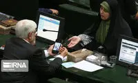 عارف و سلحشوری در حال تماشای فیلم جنجالی