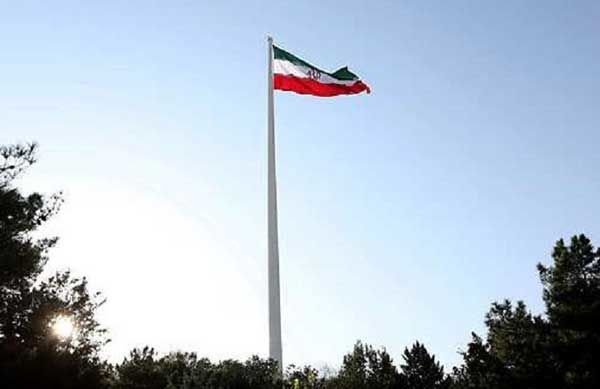 اهتزاز بزرگترین پرچم ایران در باغ موزه دفاع مقدس