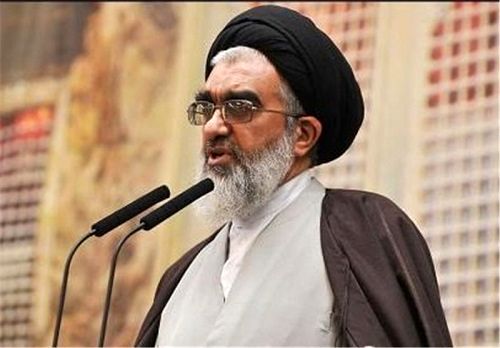انتقاد امام‌ جمعه قم از شعار جدایی دین از سیاست