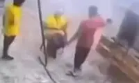 لحظه بلعیده شدن چند مرد بعد از فرو نشست