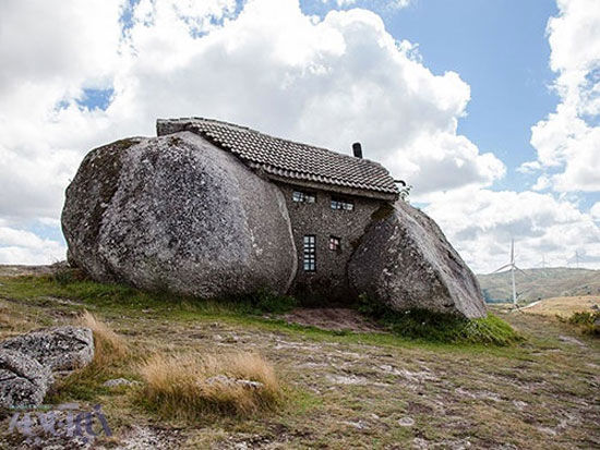 عکس: خانه‌ای در میان سنگ‌های غول‌پیکر