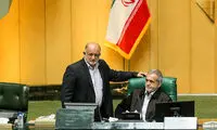 نماینده‌ای که از دستانش زیاد استفاده می‌کند