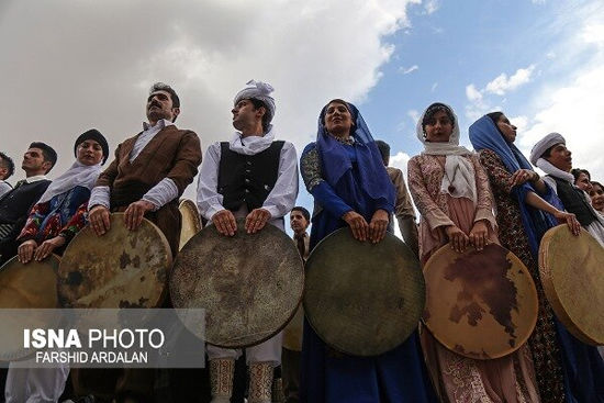 دف‌نوازان همراه با باران، آوای دوستی سر دادند