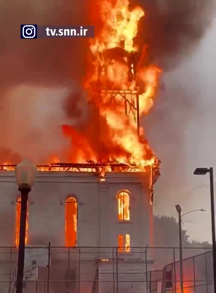 لحظه آتش گرفتن یک کلیسا بعد از برخورد صاعقه