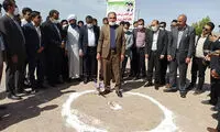 احداث مدرسه‌ای در وسط زمین فوتبال!