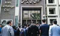 صف طولانی مردم پشت در صرافی‌ها