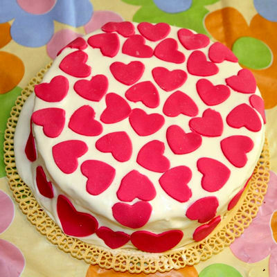 طرز تهیه کیکِ عاشقانه، با قلب های فوندانت قرمز