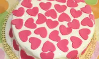 طرز تهیه کیکِ عاشقانه، با قلب های فوندانت قرمز