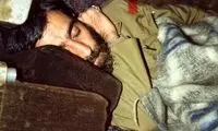 تصویری قدیمی از رهبر شهید انقلاب هنگام استراحت