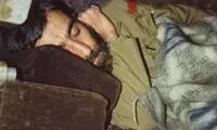 تصویری قدیمی از رهبر شهید انقلاب هنگام استراحت