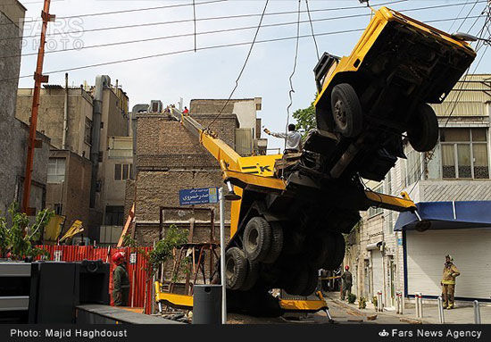 عکس: واژگونی جرثقیل در خیابان نبرد تهران