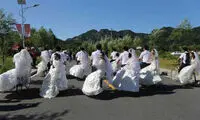 عکس: رفتن به خانه بخت با دوچرخه!