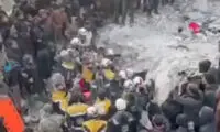 نجات دو دختربچه از زیرآور زلزله و شادی مردم