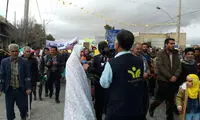 حضور یک عروس و داماد در راهپیمایی یزد