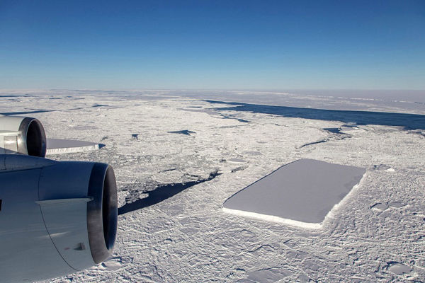 تعجب دانشمندان از توده یخ کاملا مستطیلی شکل در قطب جنوب!
