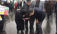 تصویری جالب از گفتگوی فتاح با یک پیرزن