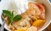 طرز تهیه کابلر هلو؛ دسری خنک و تابستانی