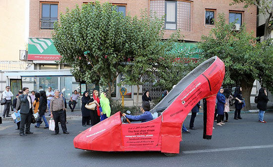 عکس: مردی سوار بر کفش زنانه در تهران