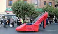 عکس: مردی سوار بر کفش زنانه در تهران