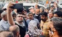 احمدی‌نژاد توسط هوادارانش محاصره شد!