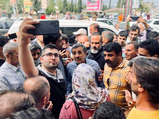 احمدی‌نژاد توسط هوادارانش محاصره شد!