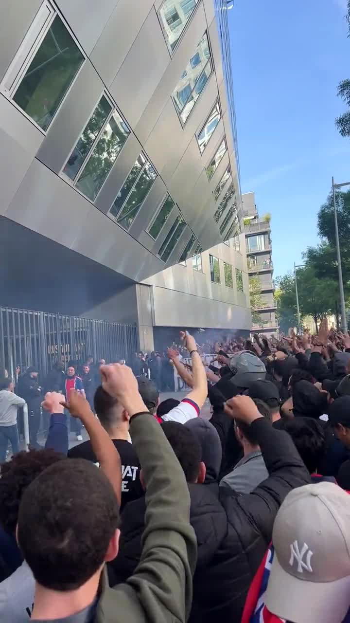 تجمع هواداران پاریسن ژرمن علیه لیونل مسی!