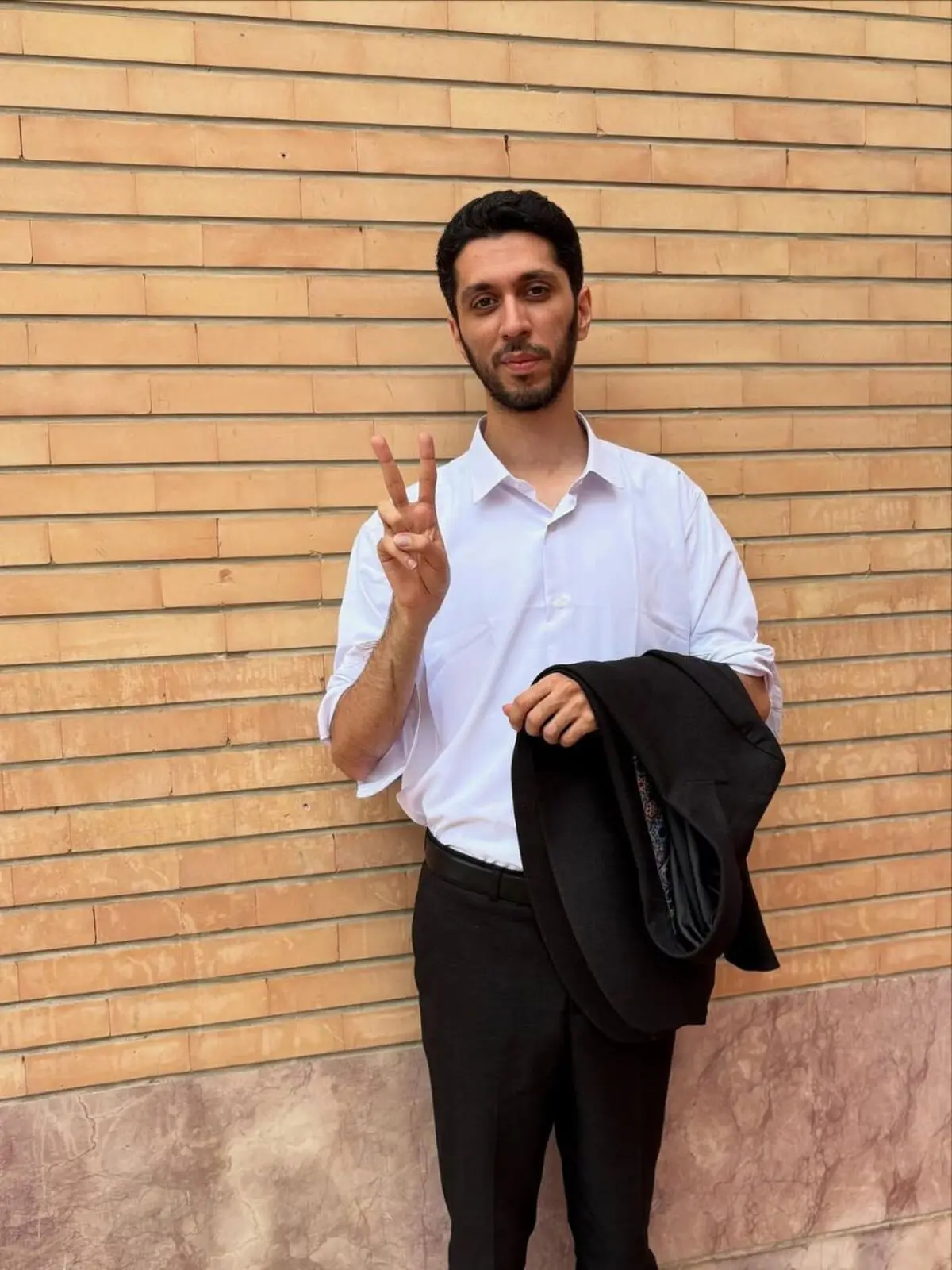 نوید کلهرودی با قید وثیقه آزاد شد