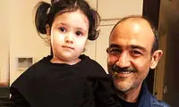 استایل بامزه دختر مهران غفوریان کنار یک درخت کریسمس