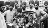 درباریان ناصرالدین شاه در حال سنجش عیار سکه‌ها
