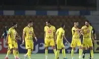 لحظه زیبای بوسه فوتبالیست ایرانی بر دستان مادر