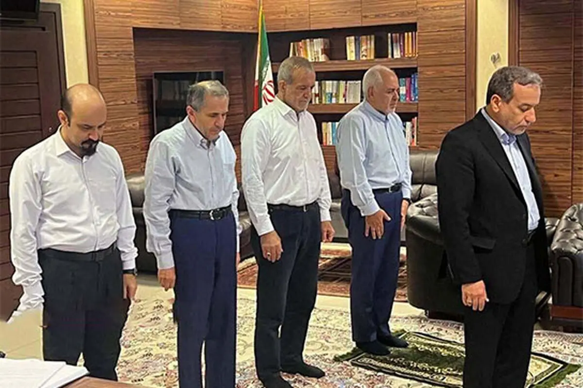 ماجرای عکسی که از نماز عراقچی و پزشکیان خبرساز شد