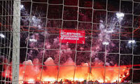 آتش‌بازی هولناک هواداران آژاکس در استادیوم فوتبال