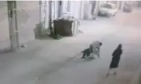زورگیری وحشیانه از زن جوان جلوی درب خانه‌اش