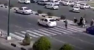 لحظه وحشتناک زیر گرفتن عابران پیاده توسط خودرو در بندرعباس
