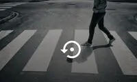 نجات ترسناک یک عابرپیاده از حادثه تصادف
