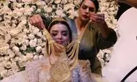 عکسی عروسی که 7 کیلو طلا به گردنش آویزان است