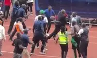 هواداران وسط بازی با مشت و لگد به جان داور افتادند! 