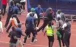 هواداران وسط بازی با مشت و لگد به جان داور افتادند!