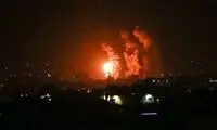 حملات گسترده اسرائیل از زمین، دریا و هوا به غزه 