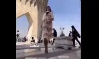افشاگری درباره عکس‌ جنجالی زنِ خارجی در میدان آزادی