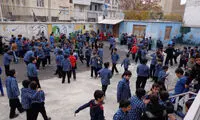 جشن عجیب و غریب چند دانش‌آموز مقابل مدرسه