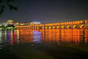 نمایی تماشایی از جریان آب در زاینده‌رود