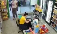 لحظه تجاوز وحشیانه یک پناهجو به زن فروشنده
