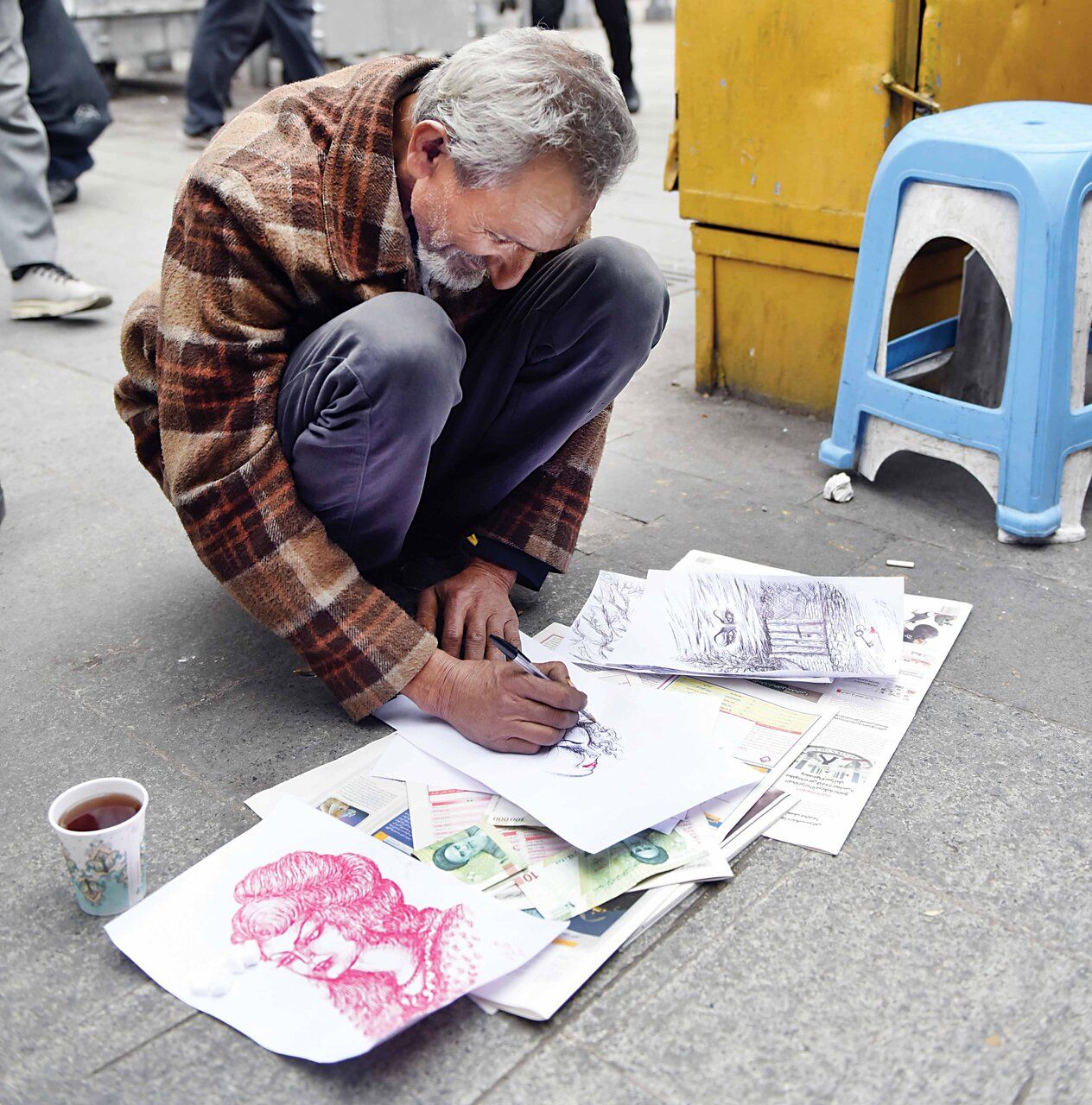نقاشی‌های این پیرمرد در بازار همه را خیره کرد