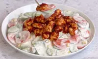 سالاد جذاب برای بعد باشگاه با مرغ و سس ویژه