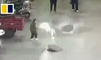 فرار یک پسربچه از انفجار وحشتناکی که رقم زد