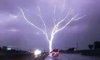 لحظه هولناک برخورد صاعقه به خودروی در حال حرکت