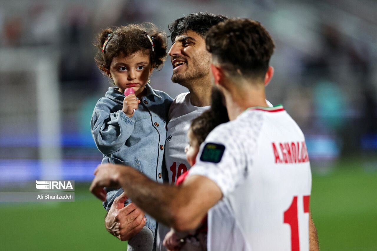 دختر ستاره پرسپولیسیِ تیم ملی در آغوش پدر