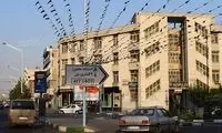 بنر نصب شده در مرکز شهر تهران جلب توجه کرد