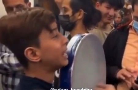 ویدئویی پربازدید از خوانندگی پسرِ نوجوان در مترو